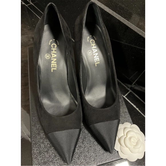 Like new CHANEL suede heels with cap toe and pearl - Picture 9 of 9